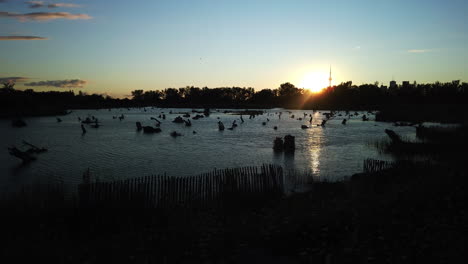 Toma-Panorámica-De-La-Puesta-De-Sol-Sobre-Las-Tierras-Pantanosas-De-Leslie-Spit