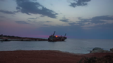 Schiffswrack-Mit-Weißen-Felsen,-Zypern,-Zeitraffer-Von-Tag-Zu-Nacht,-Wunderschöner-Sonnenuntergang-Zur-Goldenen-Stunde,-Weitwinkel,-Statisch