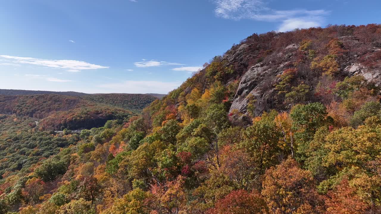 una vista aérea justo encima de las montañas en el norte del estado de nueva york en el otoño
