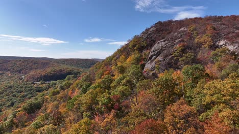 Una-Vista-Aérea-Justo-Encima-De-Las-Montañas-En-El-Norte-Del-Estado-De-Nueva-York-En-El-Otoño