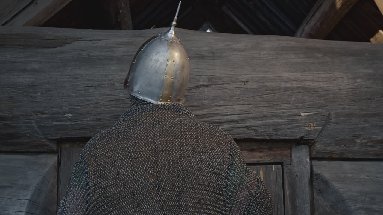 un guerrero medieval con una armadura de malla de cadena