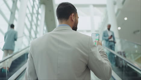 espalda, teléfono y un hombre de negocios en una escalera mecánica