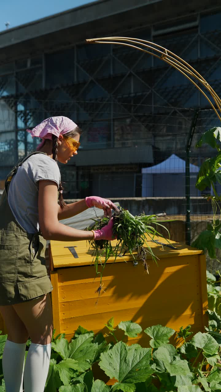 Donna che fa compostaggio in un giardino urbano