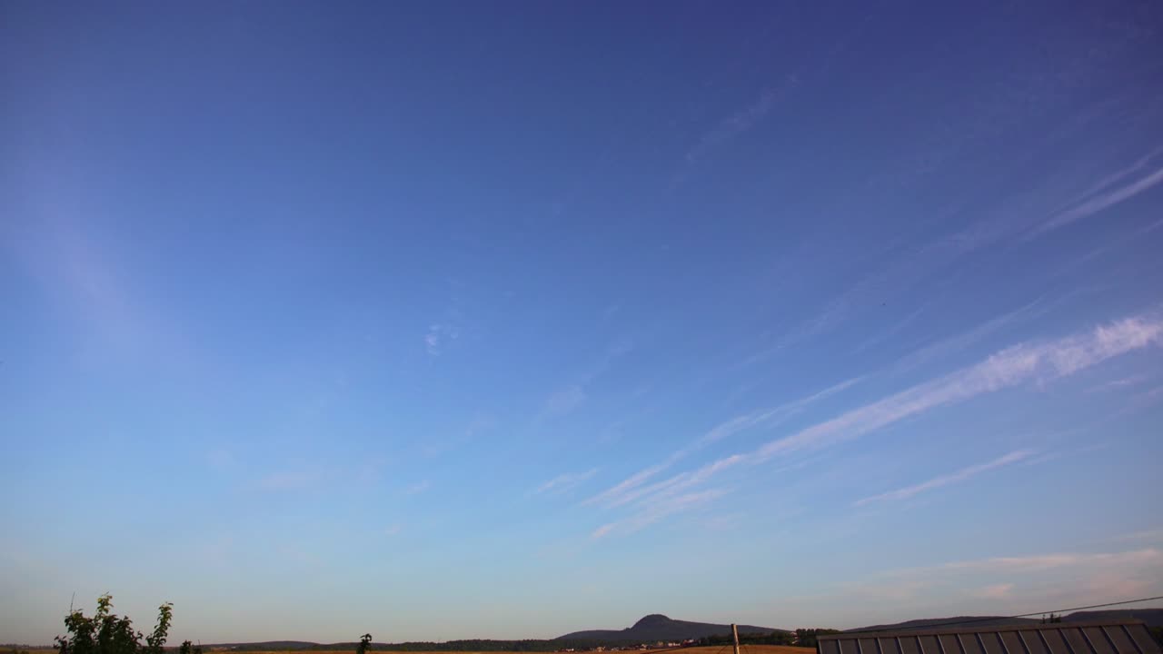 지평선 위의 구름의 움직임