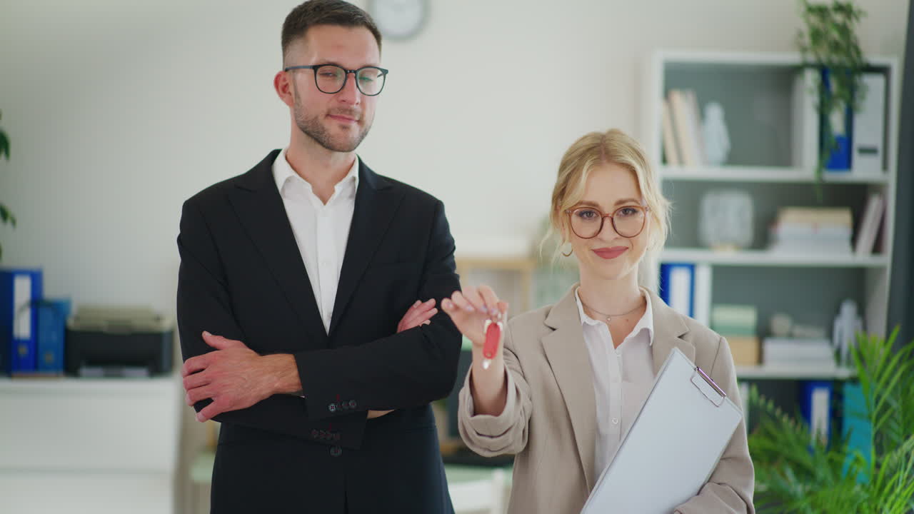agentes inmobiliarios felices con las llaves de un nuevo apartamento.