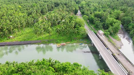 herrliche aussicht auf die berghänge und das ackerland im süden von leyte, philippinen – luftaufnahme