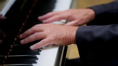 hombre tocando piano de media cola