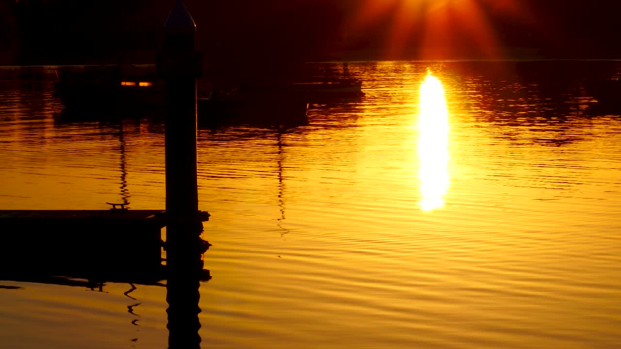 부두 근처의 일출 반사 세인트 킬다 부두 근처의 일출 물 반사