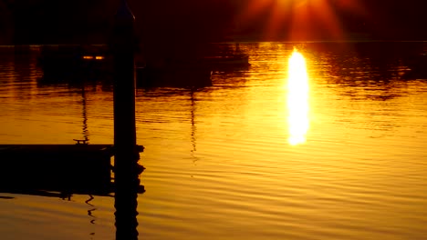 Reflejo-Del-Amanecer-Cerca-Del-Muelle-Reflejo-Del-Agua-Del-Amanecer-Cerca-Del-Muelle-De-St-Kilda