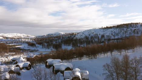 Luftdrohnenaufnahme-Von-Verschneiten-Hotelhütten-In-Kirkenes,-Norwegen