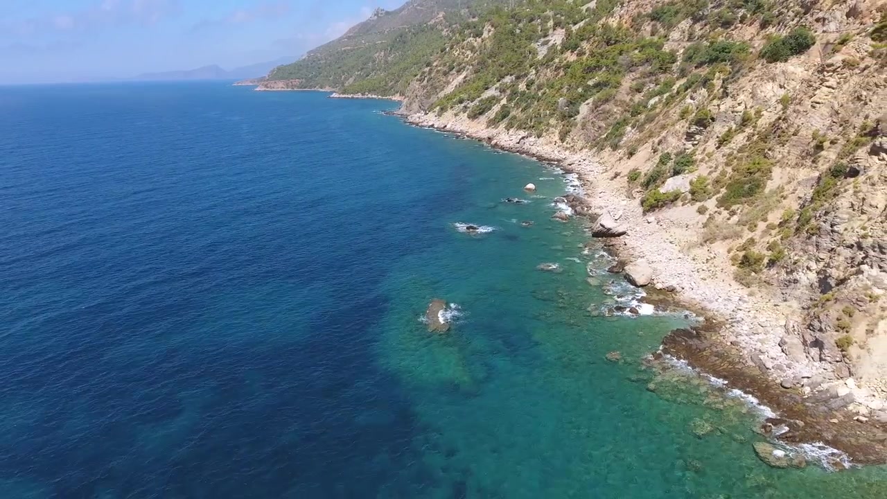 Turkuaz Sularla Engebeli Akdeniz Kıyı Şeridinin Havadan Görünümü