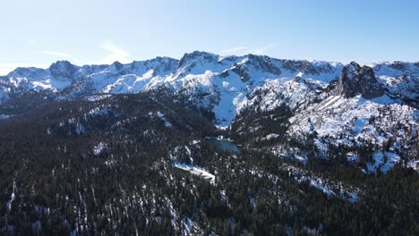 drone volando hacia montañas nevadas en mammoth lakes california