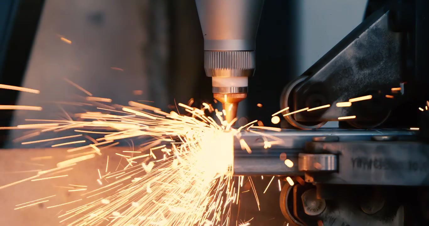 Taglio laser CNC del metallo, moderna tecnologia industriale per la realizzazione di dettagli industriali. Ripreso con telecamera super slow motion a 1000 fps.