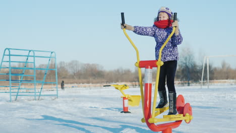 Ein-Schulmädchen,-Das-Auf-Einem-Schulhof-Einen-Ergometer-Spielt