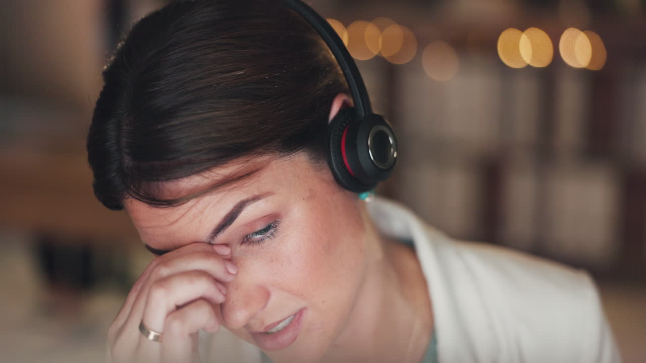 estrés, agotamiento o mujer en el centro de llamadas