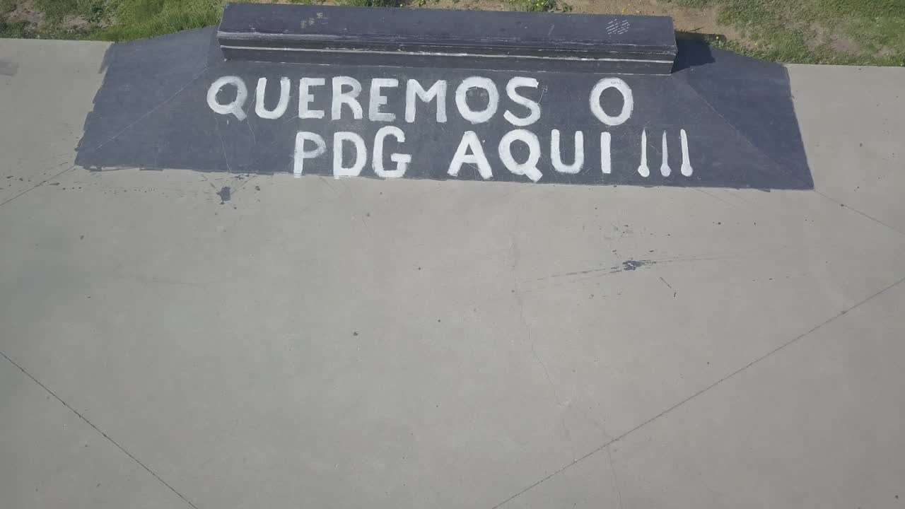 patinador profesional en bowl skatepark haciendo trucos, skater tallando un giro en un tazón de concreto profundo en tabla de surf extrema, deportes de verano, pdg