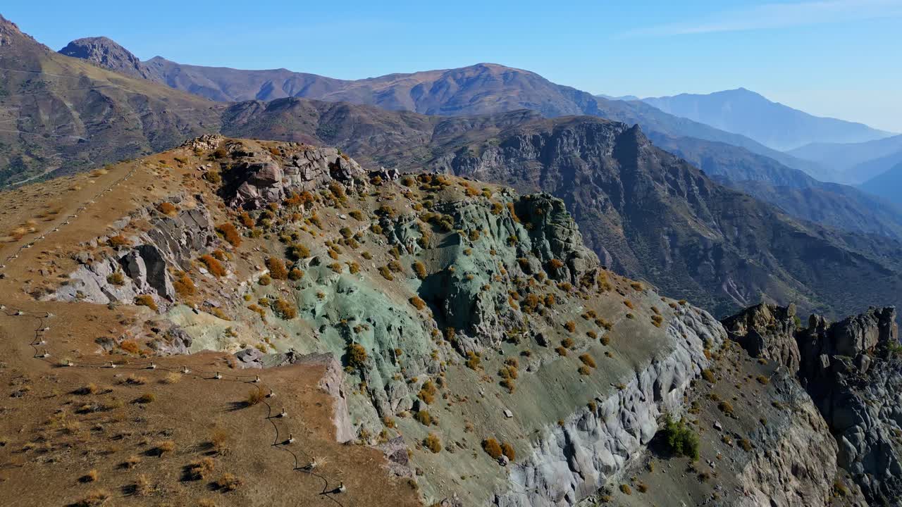 Rengarenk aşınmış kayalıkların ileri doğru ortaya çıkışı. Mirador de los Condores, Santiago, Şili
