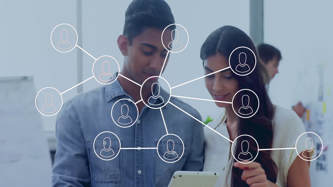 animación de la red de iconos de perfil sobre hombres y mujeres diversos discutiendo sobre la tableta en la oficina