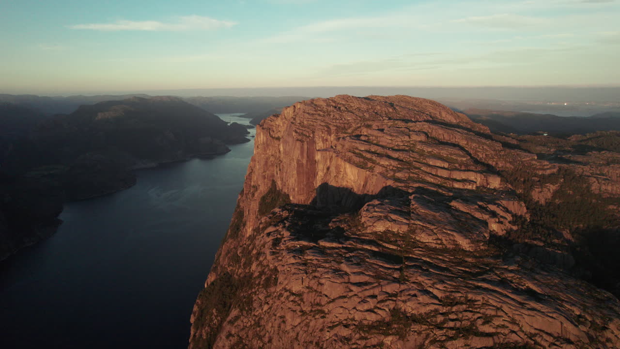 impresionante vista aérea de un impresionante acantilado en noruega, la atmósfera del amanecer en el lysefjorden, preikestolen, la roca del púlpito