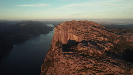 Impresionante-Vista-Aérea-De-Un-Impresionante-Acantilado-En-Noruega,-Atmósfera-Del-Amanecer-En-El-Lysefjorden,-Preikestolen,-Púlpito