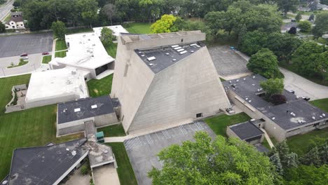 panorámica de rotación larga sobre un hito brutalista