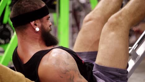 hombre grande y poderoso construyendo músculos en el gimnasio