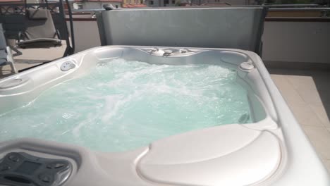 Una-Sartén-Con-Una-Cámara-En-Un-Cardán-Alrededor-De-Un-Jacuzzi-Que-Está-Encendido