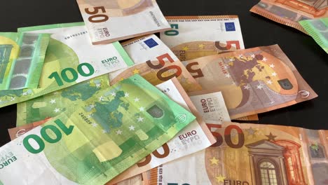 Banknoten-Regen-Steuerfrei-Auf-Dunklem-Tisch