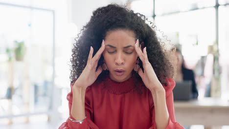 computadora portátil, mecanografía y mujer de negocios con dolor de cabeza