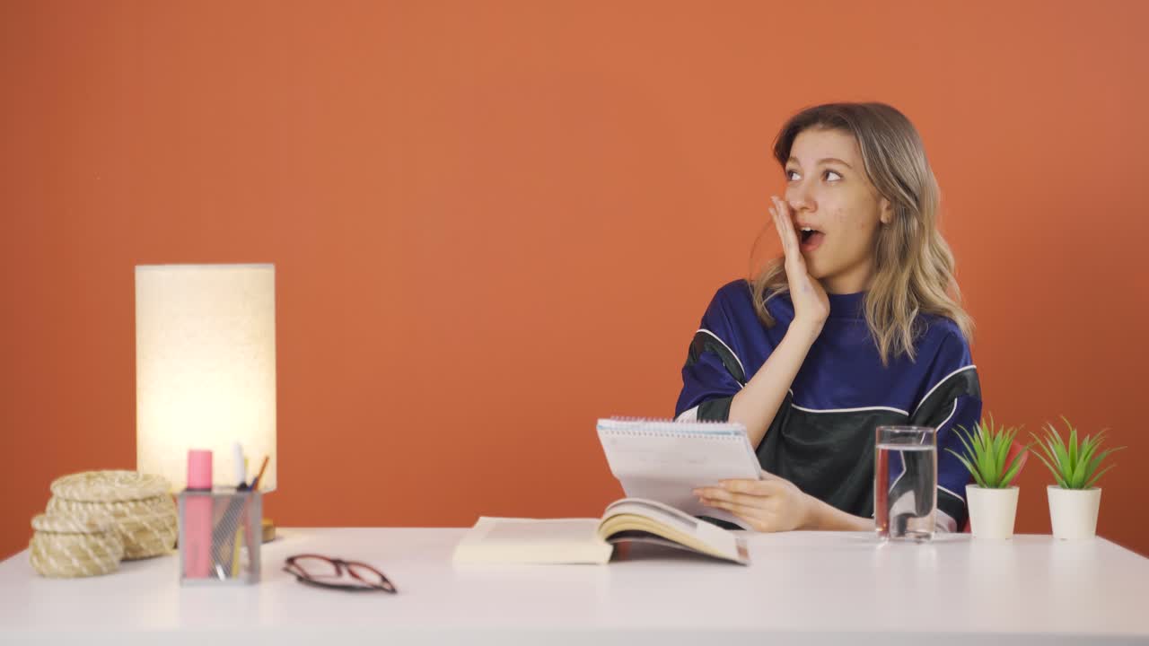 la joven promotora está mirando a la cámara con sorpresa.