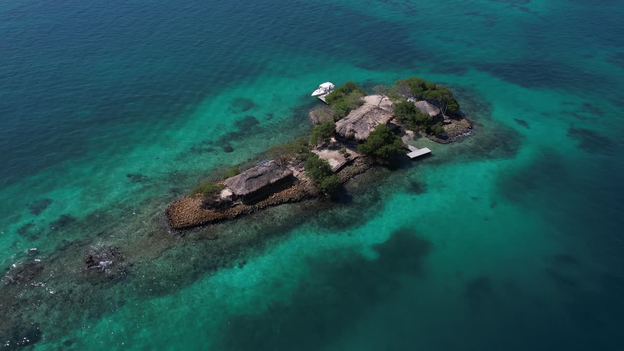 tomada de un avión no tripulado de una pequeña isla turística en el mar del caribe, archipiélago de las islas rosario, cartagena, colombia