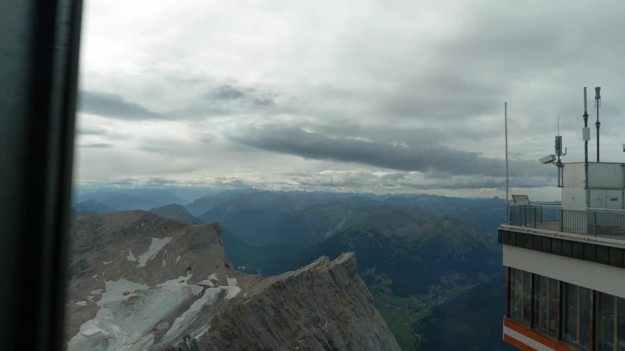 cima de la montaña zugspitze en los alpes del tirol, tiro en movimiento deslizante en el corredor