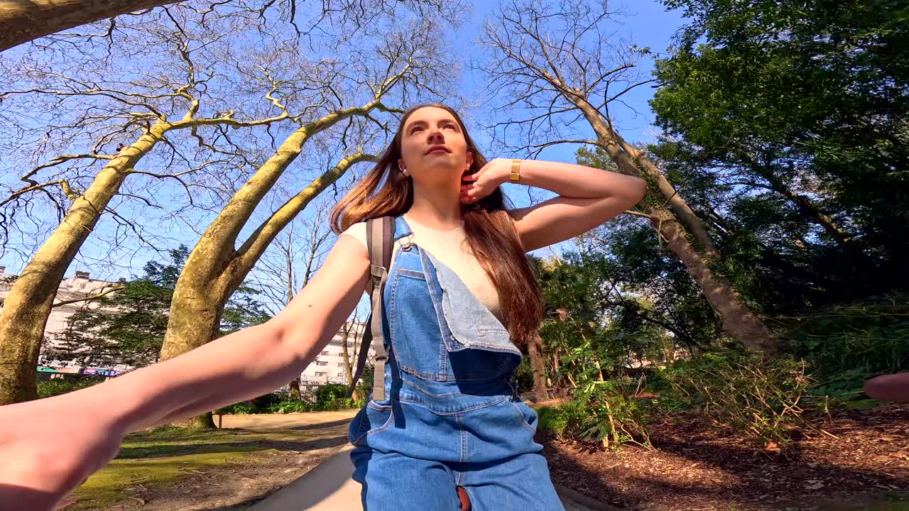 mujer montando una bicicleta en un parque