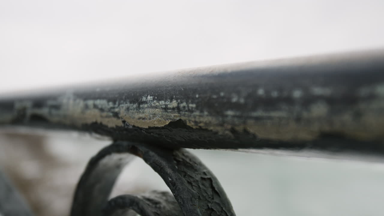 나이아가라 폭포-뉴욕-캐나다-북아메리카에서 긁힌 철 난간 인형 클로즈업