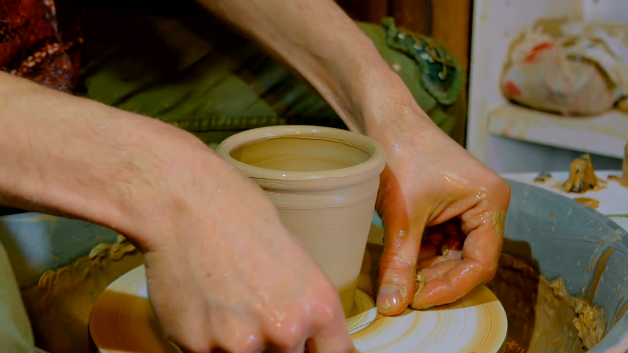 작업실, 스튜디오에서 일하는 전문 남성 도자기