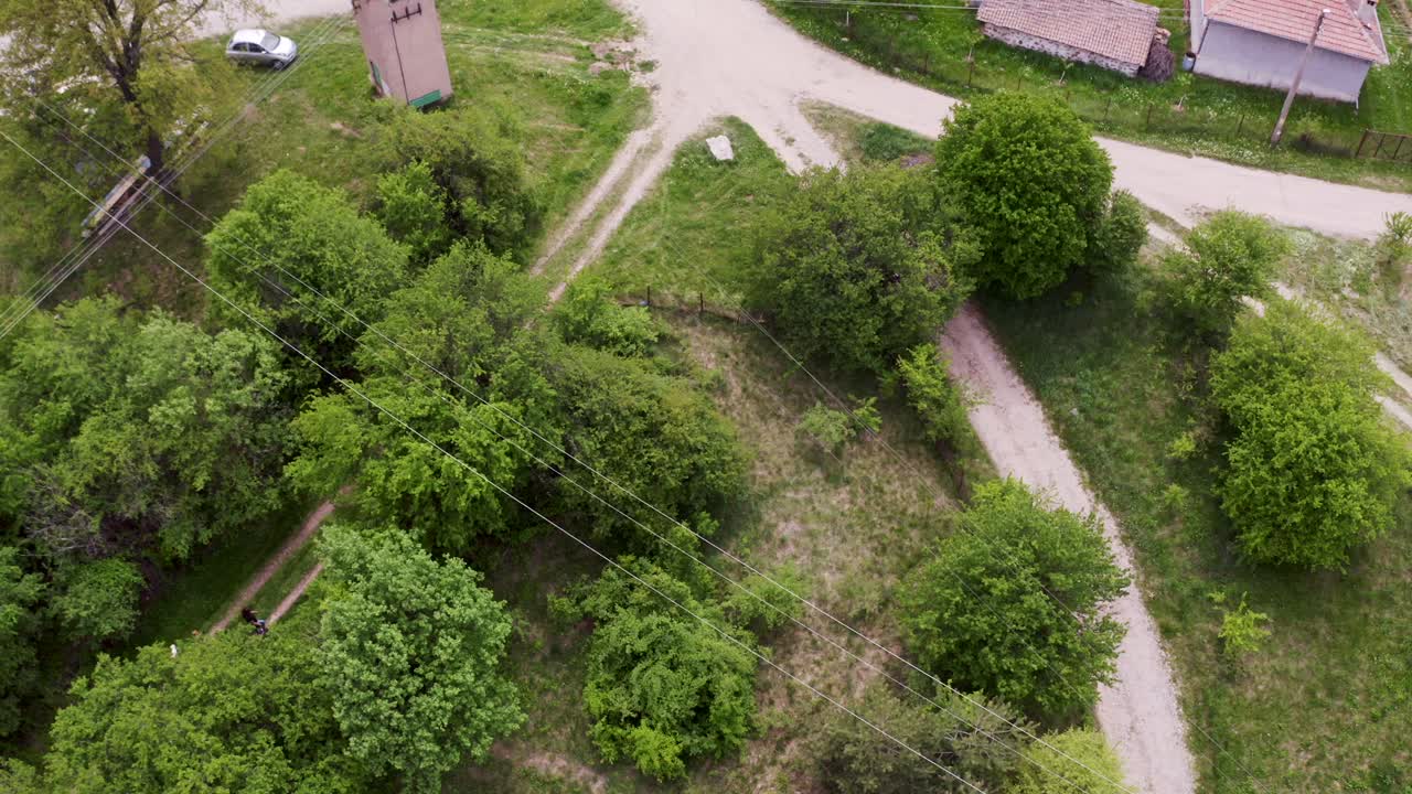 Ripresa aerea con drone in ascesa del villaggio di Tsarichina Hole, un luogo noto per misteriosi avvistamenti extraterrestri in Bulgaria