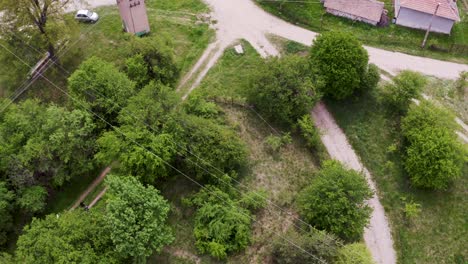 ascendente pedestal drone tiro de la village del agujero de chisinau, un lugar conocido por algunos misteriosos avistamientos extraterrestres en bulgaria