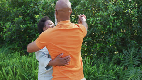 Pareja-De-Ancianos-Afroamericanos-Bailando-Juntos-En-El-Jardín