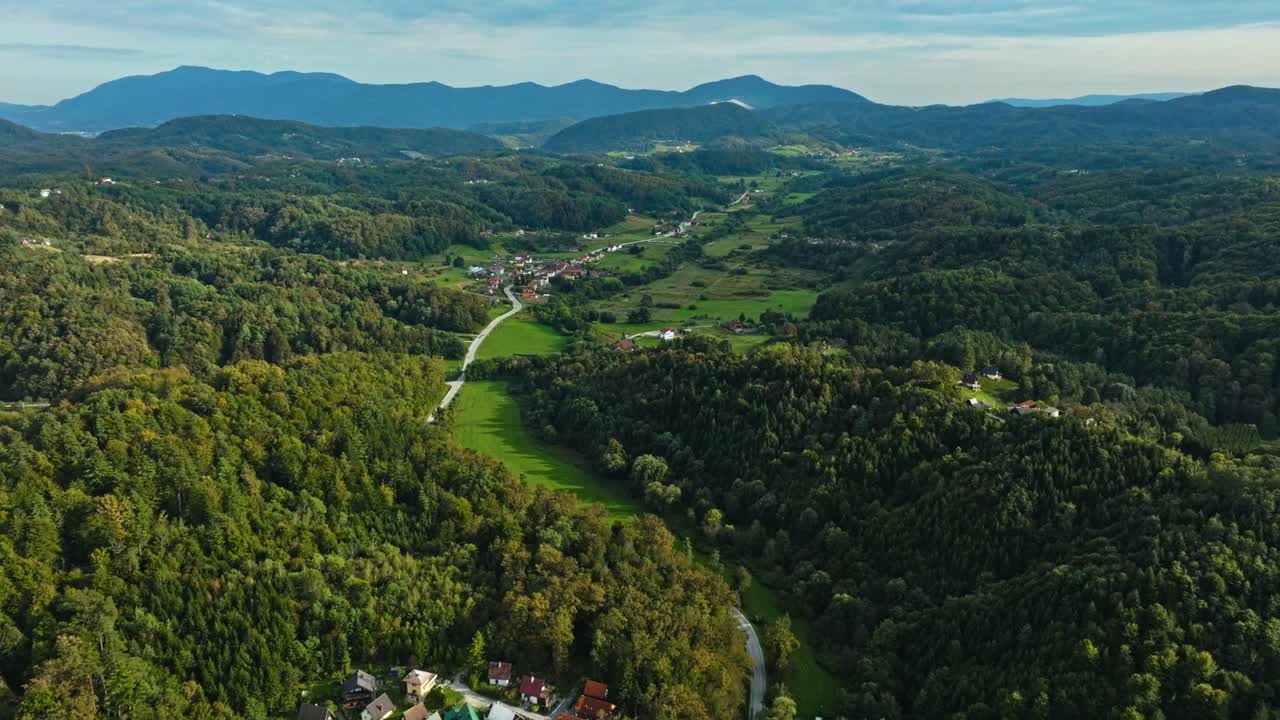denso matorral y aldeas vistas desde el castillo de trakoscan en croacia