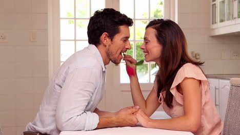 hombre feliz dando a su pareja una rosa de su boca