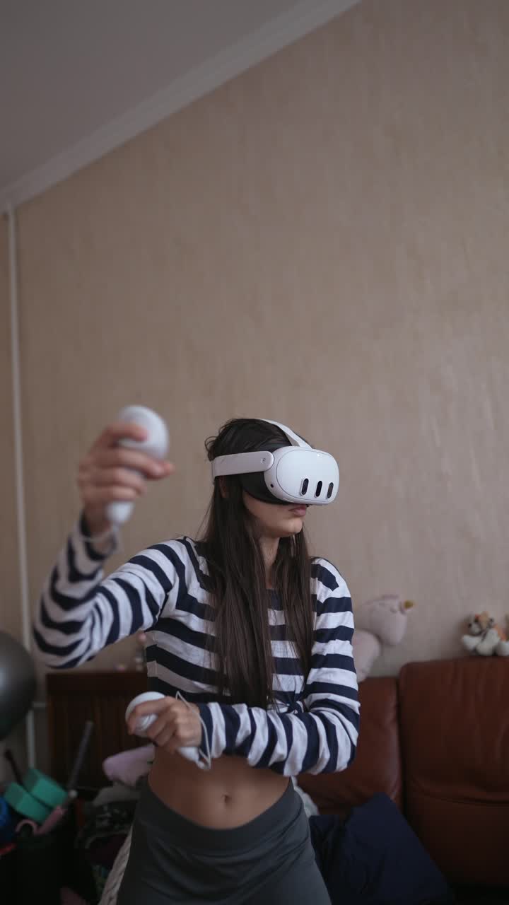 Donna che gioca a giochi VR a casa