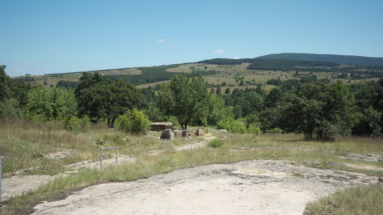 fondos de la naturaleza en los puntos de referencia naturales preservados de los tracios dolmen en hlyabovo, bulgaria