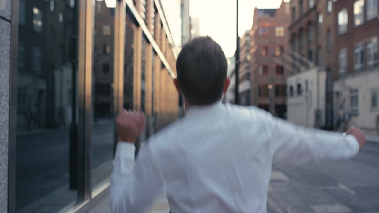 현대  ⁇ 키 백인 사업가 거리 댄서 도시에서 프리스타일 춤