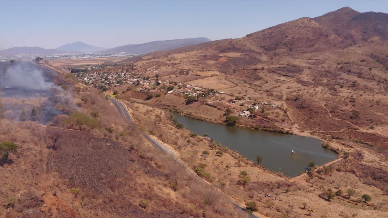 vista aérea de um incêndio de grama seca fumegante no vale rural de monterrey, na região de la huasteca, no méxico