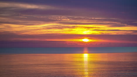 Lapso-De-Tiempo-De-La-Puesta-De-Sol-Colorida-Tranquila-Junto-Al-Mar