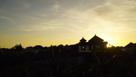 Übergang-Vom-Sonnenuntergang-Zur-Abenddämmerung-Zur-Nacht-Indonesien-Bali-Zeitraffer-Sonnenuntergang-Licht-Gebäude-Keule-Landschaft-Himmel-Wolken-Gebäude