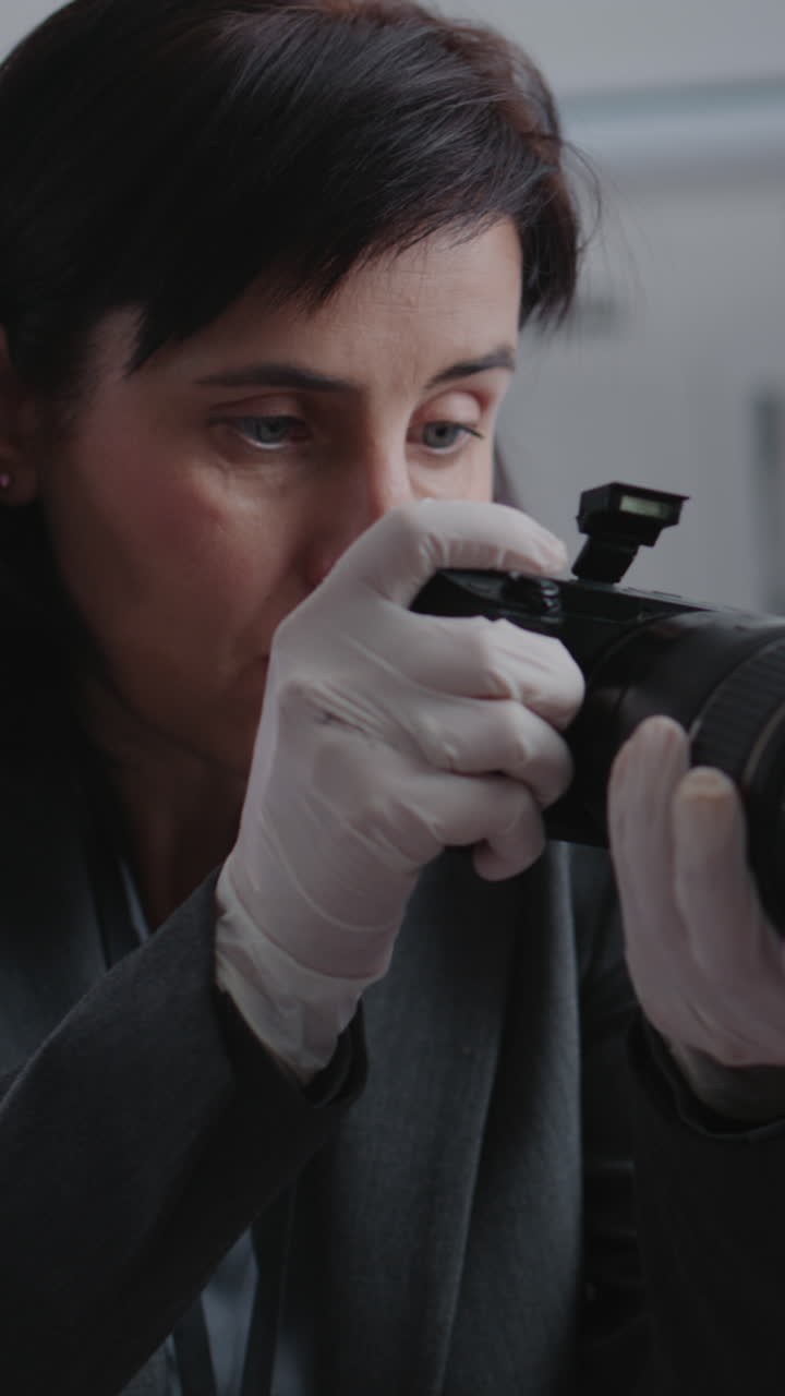 experto que revisa las pruebas fotográficas