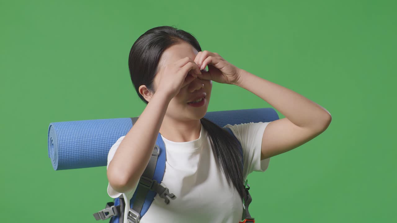 초록색 화면에 눈을 고 있는 배을 가진 여자