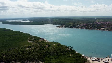 amplio paisaje aéreo de drones tomado de la playa restinga del río curimataú tropical grande y sinuoso cerca de la ciudad costera de barra do cunhaú en el estado de rio grande do norte, brasil