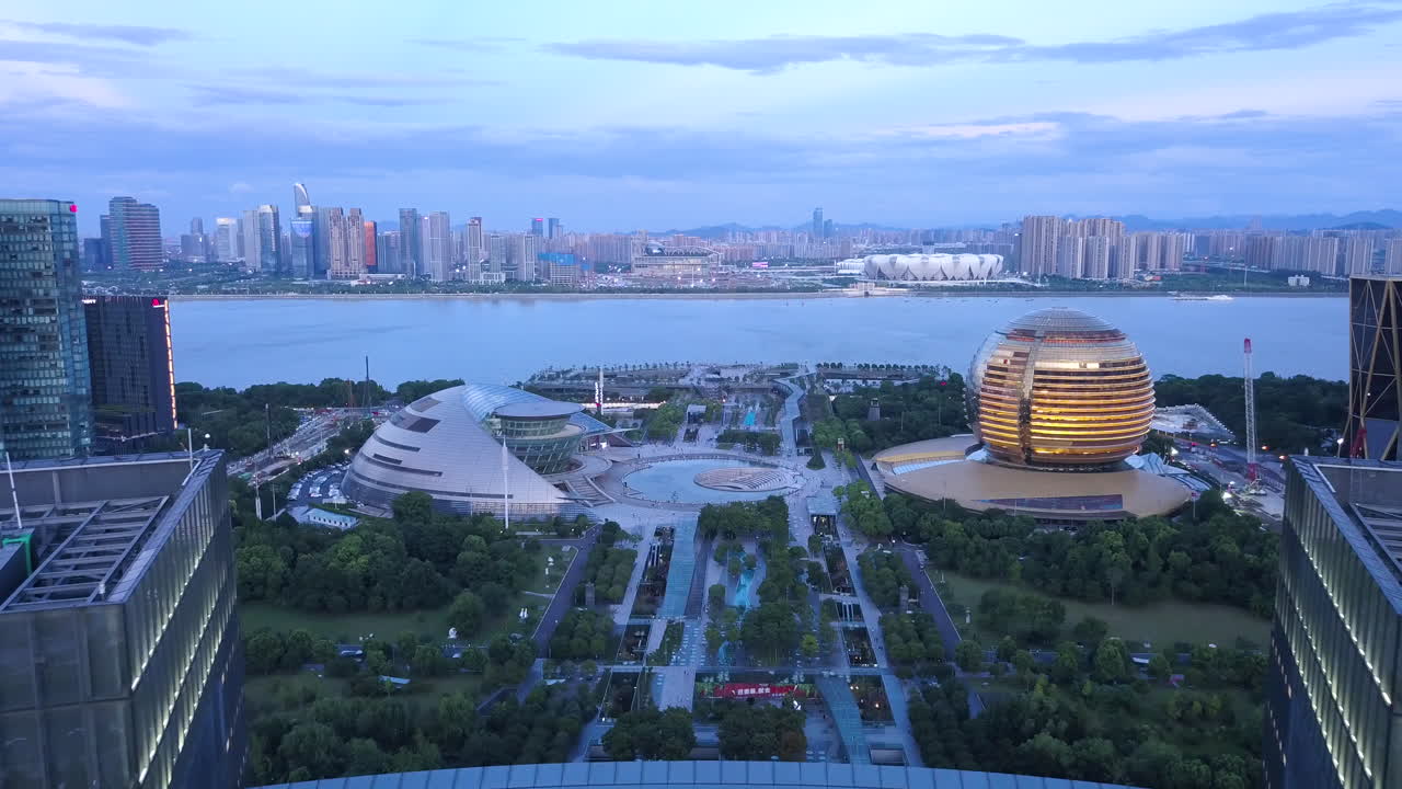 atardecer de 4k hora azul en el centro ciudadano en hangzhou, china